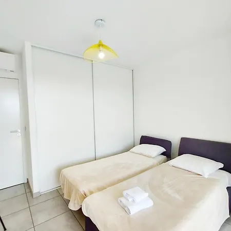 Kiara - By Foot Terrace Isolella - By Tgb *